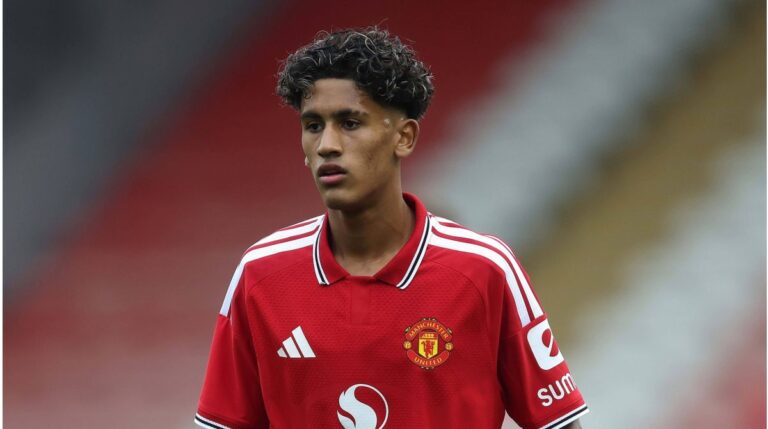 Der 16-jährige Fußballer JJ Gabriel im Trikot von Manchester United