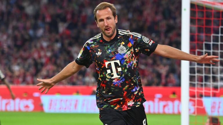 Harry Kane jubelt im Trikot des FC Bayern München auf dem Spielfeld