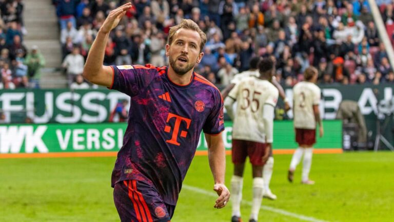 Harry Kane im Trikot des FC Bayern München klatscht in die Hände