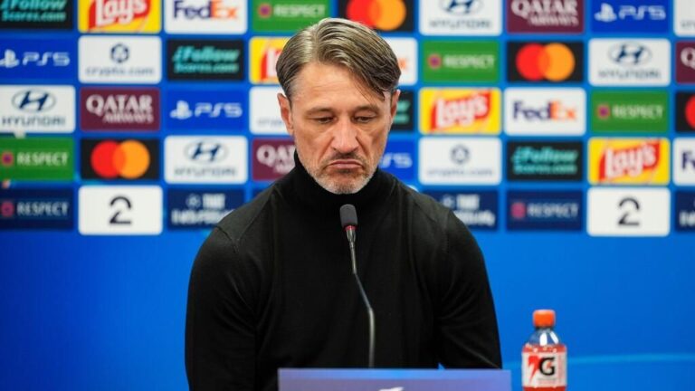 BVB-Trainer Niko Kovac gibt gestikulierend Anweisungen am Spielfeldrand.