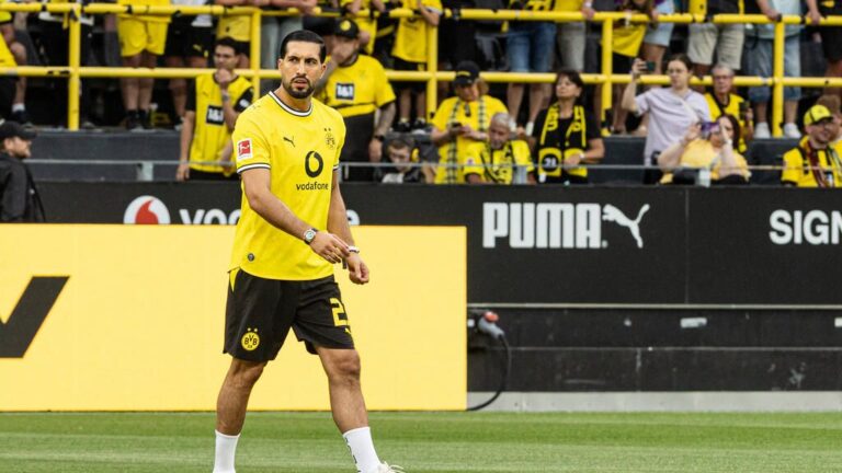 BVB-Kapitän Emre Can in schwarz-gelber Trainingskleidung auf dem Platz