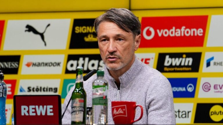 BVB-Trainer Niko Kovac gestikuliert fokussiert an der Seitenlinie während eines Spiels von Borussia Dortmund.