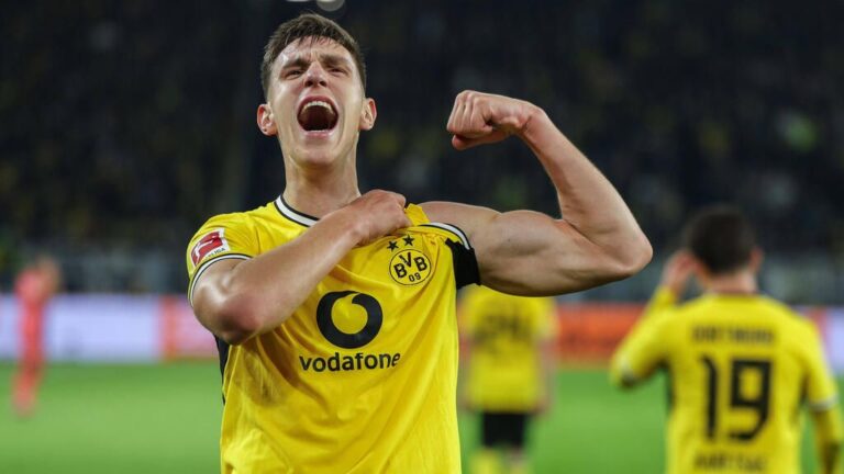 BVB-Verteidiger Nico Schlotterbeck blickt konzentriert auf dem Spielfeld