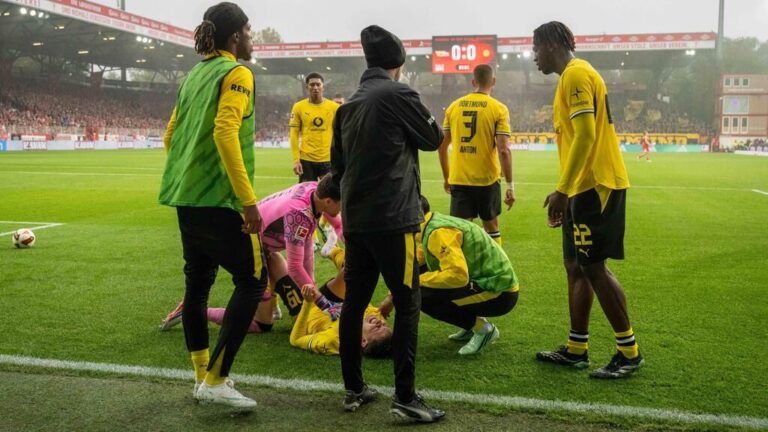Konstantinos Karetsas im Trikot von Borussia Dortmund auf dem Spielfeld