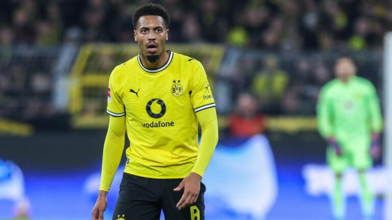 BVB-Mittelfeldspieler Felix Nmecha gestikuliert konzentriert während eines Fußballspiels im Trikot von Borussia Dortmund.