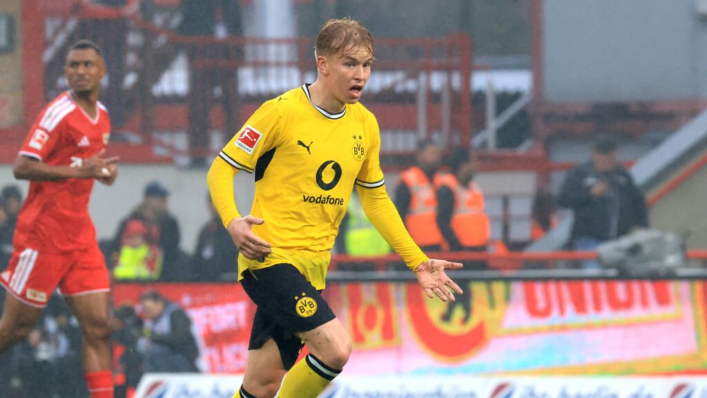 Spielszene zwischen Borussia Dortmund und Eintracht Frankfurt im Signal Iduna Park