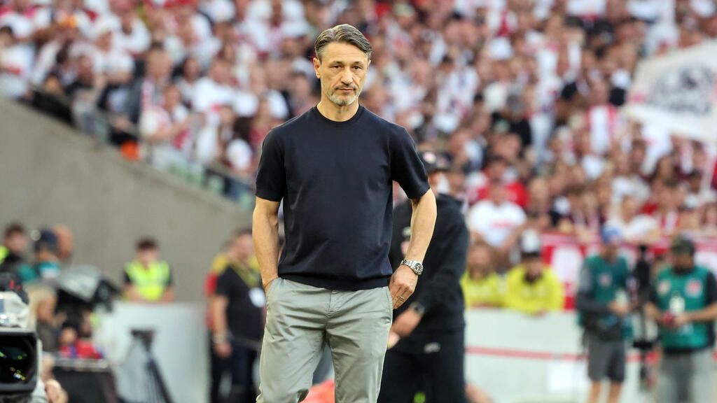 BVB-Trainer Niko Kovac gestikuliert nachdenklich am Spielfeldrand