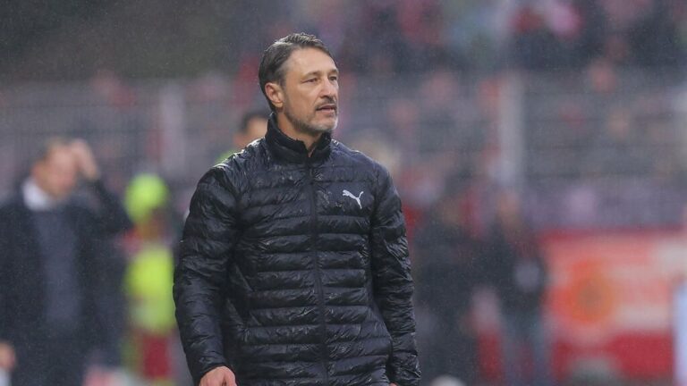 BVB-Trainer Niko Kovac blickt vor einem Bundesligaspiel fokussiert auf das Spielfeld