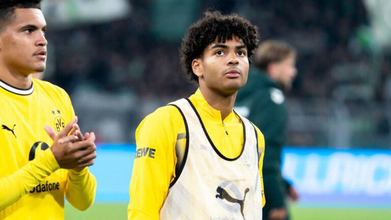 BVB-Sportdirektor Ole Book steht am Spielfeldrand und beobachtet die Mannschaft beim Aufwärmen