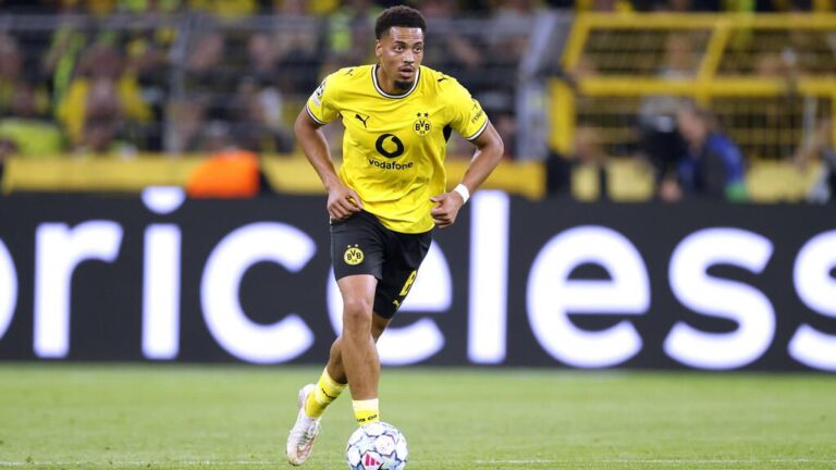 Spieler von Borussia Dortmund stehen auf dem Rasen und bereiten sich auf ein Spiel vor