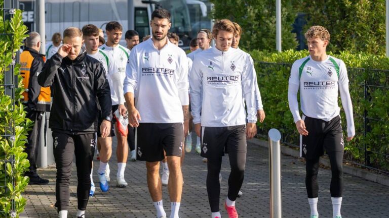 Tim Kleindienst im Trikot von Borussia Mönchengladbach geht frustriert über den Platz
