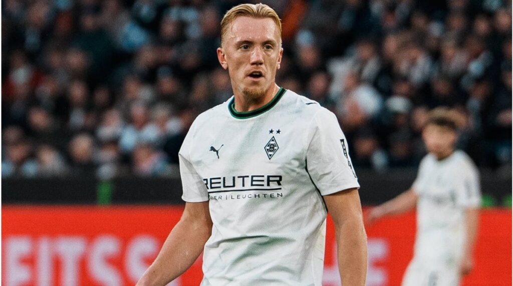 Trainer Alexander Blessin von Borussia Mönchengladbach gestikuliert nachdenklich am Spielfeldrand
