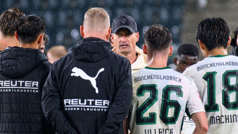 Ein enttäuschter Alexander Blessin an der Seitenlinie bei einem Spiel von Borussia Mönchengladbach