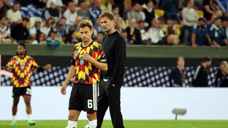 Bundestrainer Jürgen Klopp gestikuliert am Spielfeldrand und blickt ernst