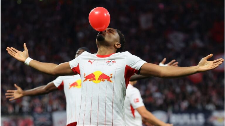 Christopher Nkunku jubelt im Trikot von RB Leipzig über seinen historischen Hattrick in der Bundesliga