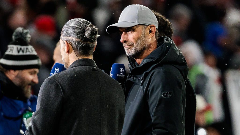 Bundestrainer Jürgen Klopp lächelt am Spielfeldrand im Stadion