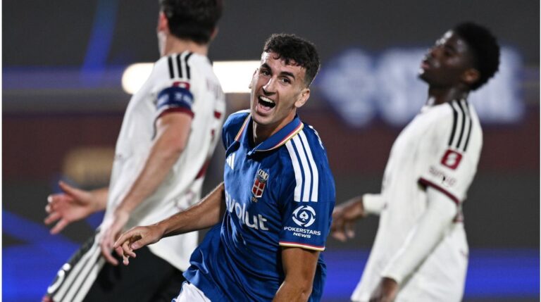 Nico Paz bejubelt einen Treffer für Como 1907 gegen Manchester United