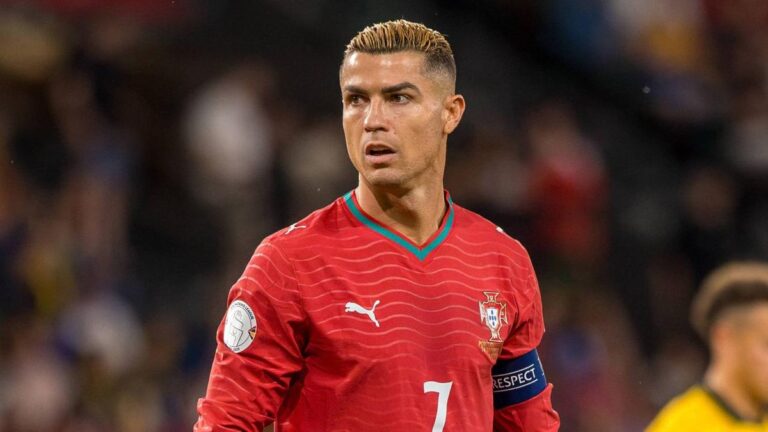 Cristiano Ronaldo im Trikot der portugiesischen Nationalmannschaft mit ernstem Blick auf dem Spielfeld