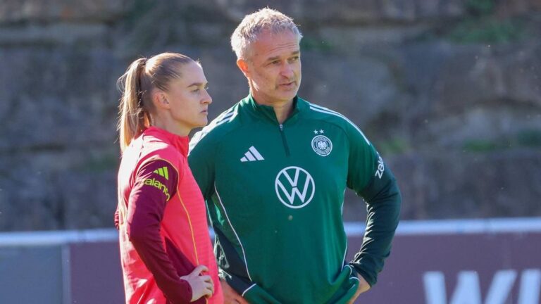Bundestrainer Christian Wück steht fokussiert am Spielfeldrand beim Länderspiel der DFB-Frauen im Bremer Weserstadion.