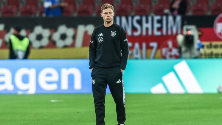 Joshua Kimmich im Trikot der deutschen Nationalmannschaft mit ernstem Blick auf dem Spielfeld