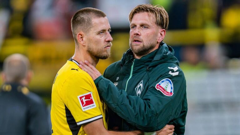 DFB-Sportdirektor Rudi Völler blickt nachdenklich bei einem Spiel der Nationalmannschaft