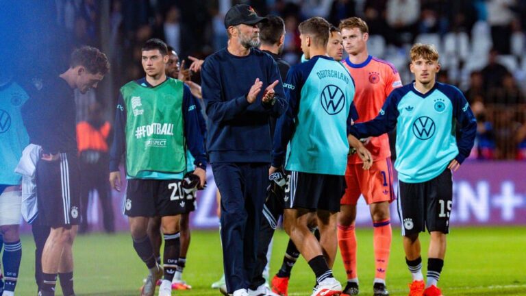 Bundestrainer Jürgen Klopp steht nachdenklich an der Seitenlinie im Stadion