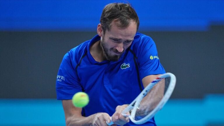Daniil Medvedev gestikuliert auf dem Tennisplatz beim ATP-Turnier in Peking