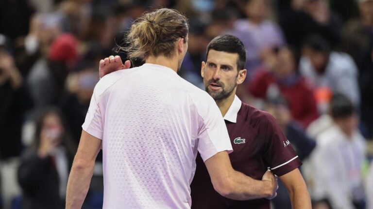 Novak Djokovic fokussiert beim Vorhandschlag auf dem Hartplatz der China Open in Peking.