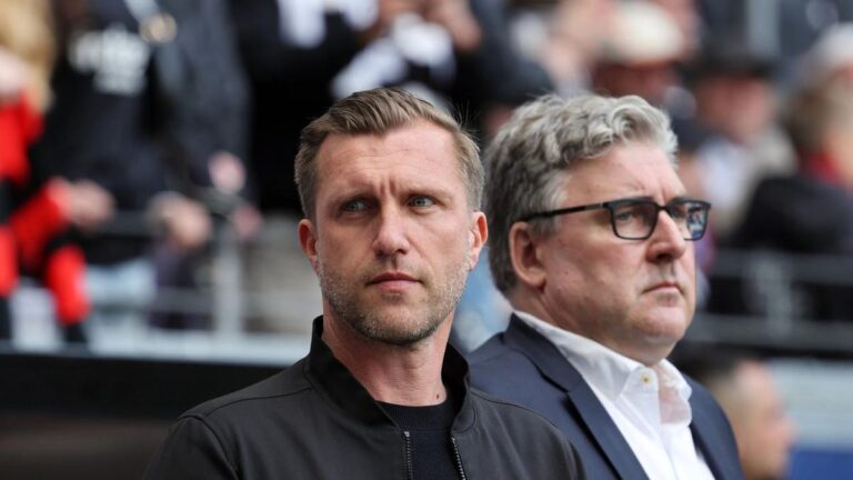 Eintracht-Sportvorstand Markus Krösche blickt nachdenklich am Rande des Spielfelds