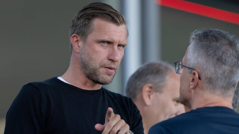 Nachdenklicher Markus Krösche im Stadion von Eintracht Frankfurt