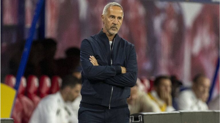 Trainer Adi Hütter von Eintracht Frankfurt schaut nach dem 0:6 gegen RB Leipzig frustriert