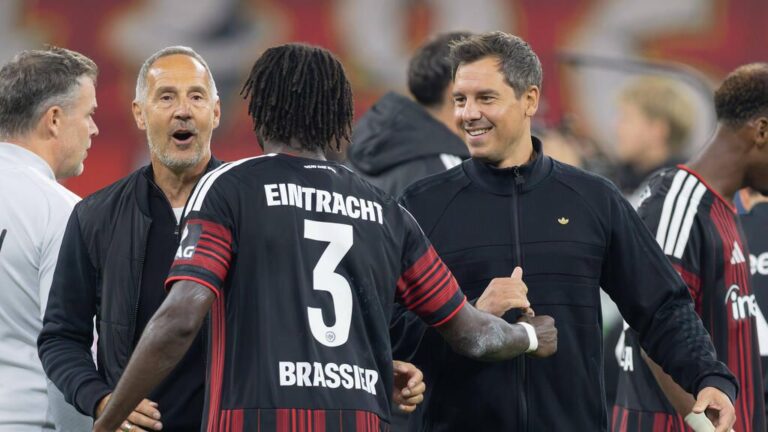 Timmo Hardung und Sebastian Rode stehen im Stadion von Eintracht Frankfurt