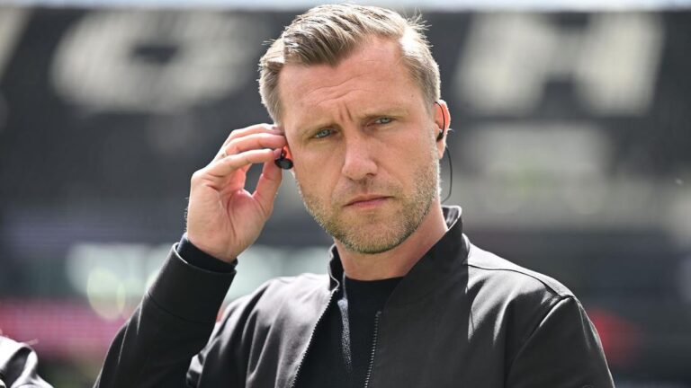 Markus Krösche blickt nachdenklich am Rande eines Spiels von Eintracht Frankfurt