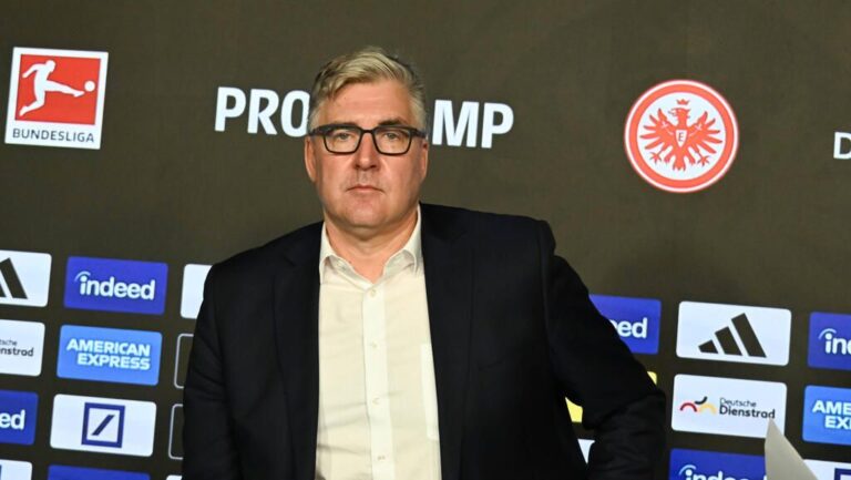 Christoph Spycher am Spielfeldrand als potenzieller Neuzugang für das Management von Eintracht Frankfurt.