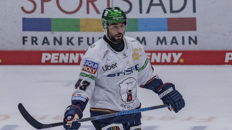 Ty Ronning von den Eisbären Berlin jubelt nach seinem Hattrick gegen die Nürnberg Ice Tigers in der DEL