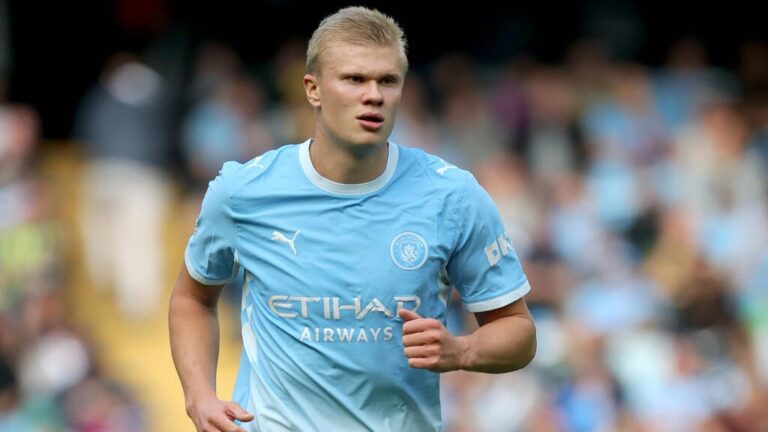 Erling Haaland im Trikot von Manchester City blickt konzentriert