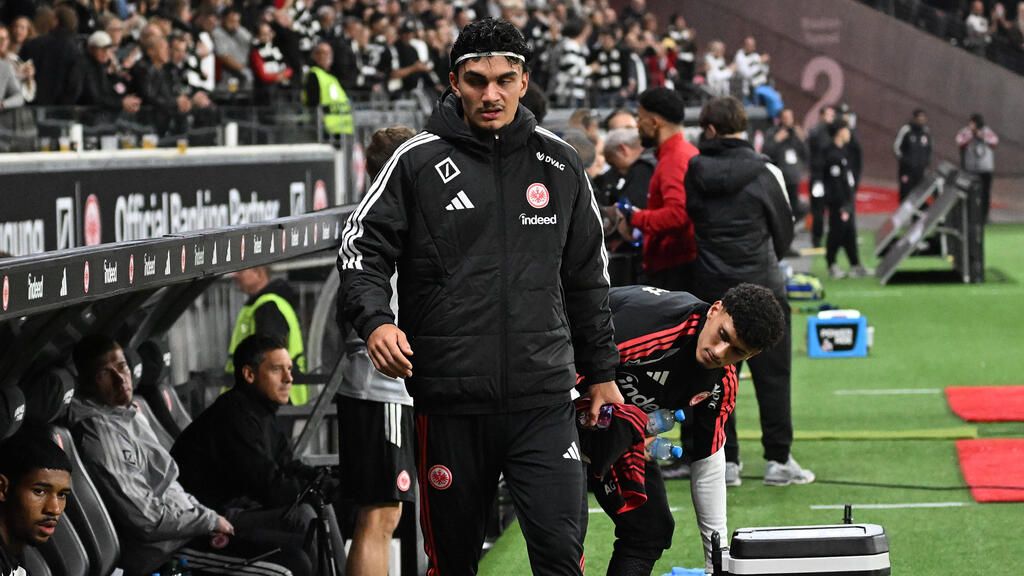 Can Uzun im Trikot von Eintracht Frankfurt am Ball während eines Bundesligaspiels.