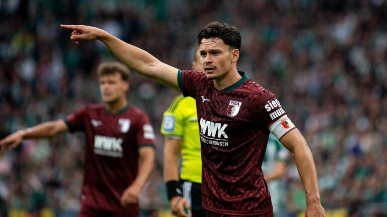 FCA-Trainer Manuel Baum gibt am Spielfeldrand konzentriert Anweisungen