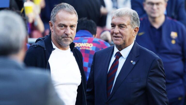 Joan Laporta, Präsident des FC Barcelona, winkt den Fans auf der Tribüne zu
