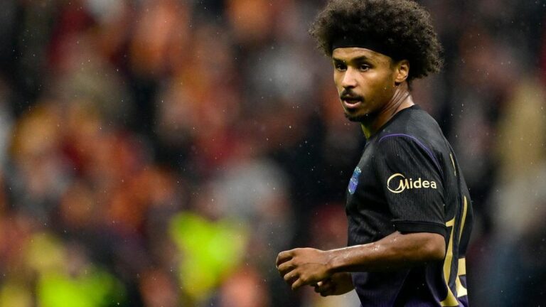 Lamine Yamal und Spieler des FC Barcelona jubeln nach einem Tor in der Champions League gegen Galatasaray