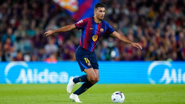 Rodri im Trikot des FC Barcelona dirigiert das Mittelfeld in der Champions League