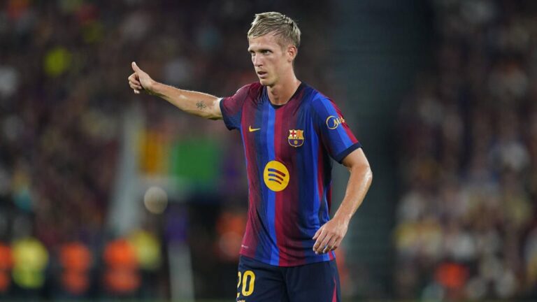 Dani Olmo im Trikot des FC Barcelona blickt konzentriert auf dem Spielfeld