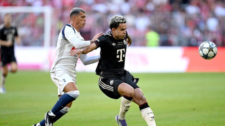 Pedro Porro im Trikot von Tottenham Hotspur auf dem Spielfeld