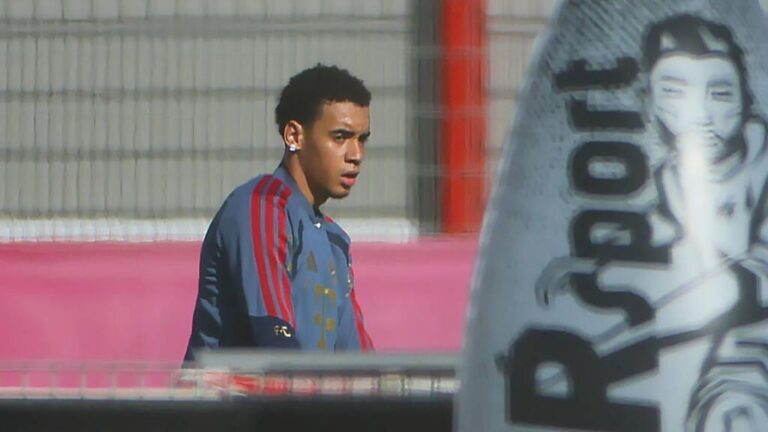 Jamal Musiala im Trikot des FC Bayern München auf dem Spielfeld.