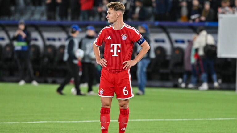 Joshua Kimmich im Trikot der deutschen Nationalmannschaft mit ernstem Blick auf dem Spielfeld