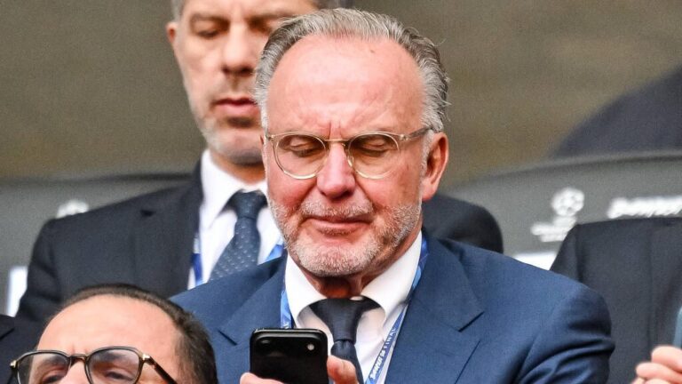 Uli Hoeneß und Karl-Heinz Rummenigge sitzen nebeneinander auf der Tribüne