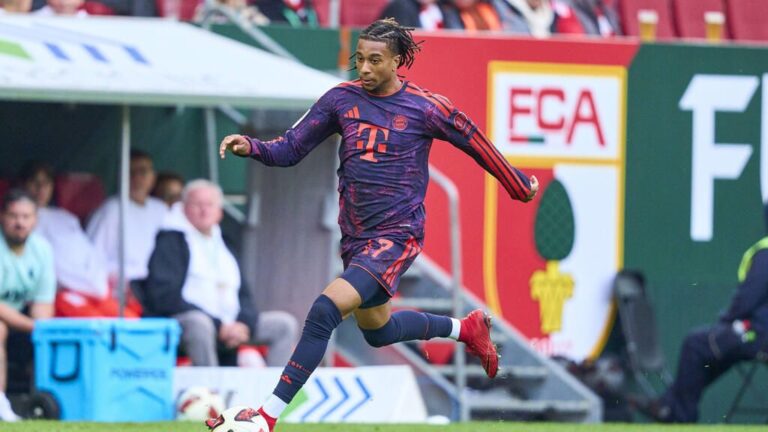 Michael Olise im Trikot des FC Bayern München blickt konzentriert
