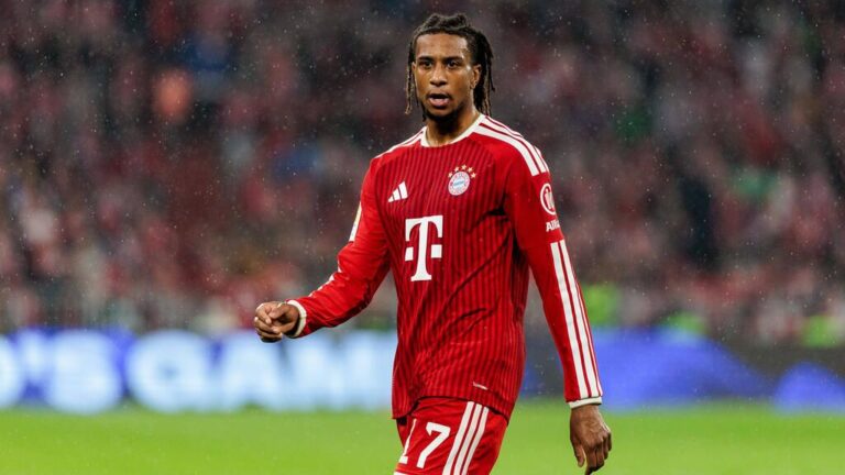 Michael Olise im Trikot des FC Bayern München am Ball