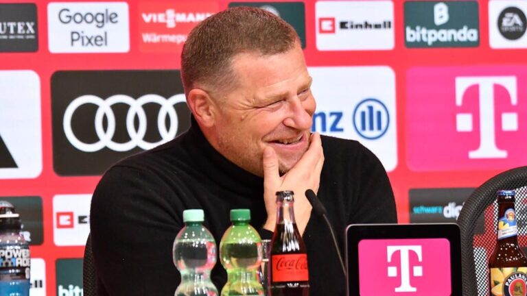 Max Eberl steht nachdenklich am Spielfeldrand des FC Bayern München.