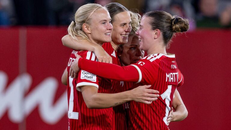 Klara Bühl im Trikot des FC Bayern München blickt konzentriert auf das Spielfeld